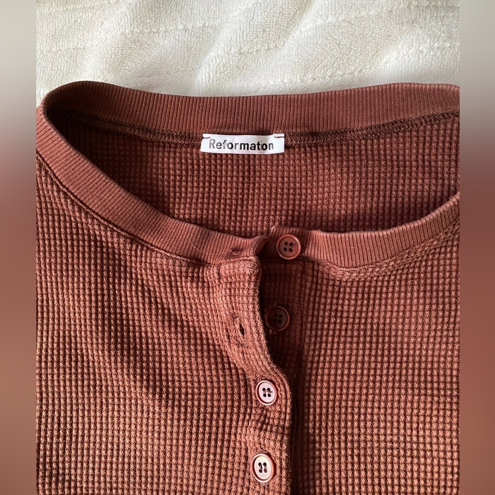 Reformation Rust Brown Waffle Knit Long Sleeve Henley Top - Picture 2 of 3